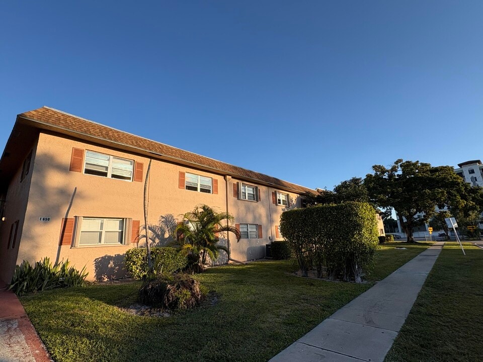 650 SW 2nd Ave in Boca Raton, FL - Foto de edificio