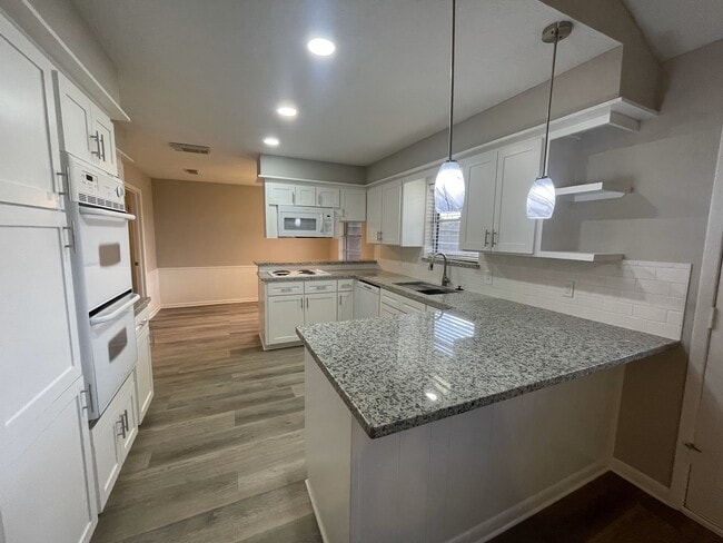 1013 N Amy Dr in Deer Park, TX - Building Photo - Building Photo