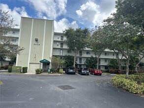 2228 N Cypress Bend Dr in Pompano Beach, FL - Building Photo - Building Photo