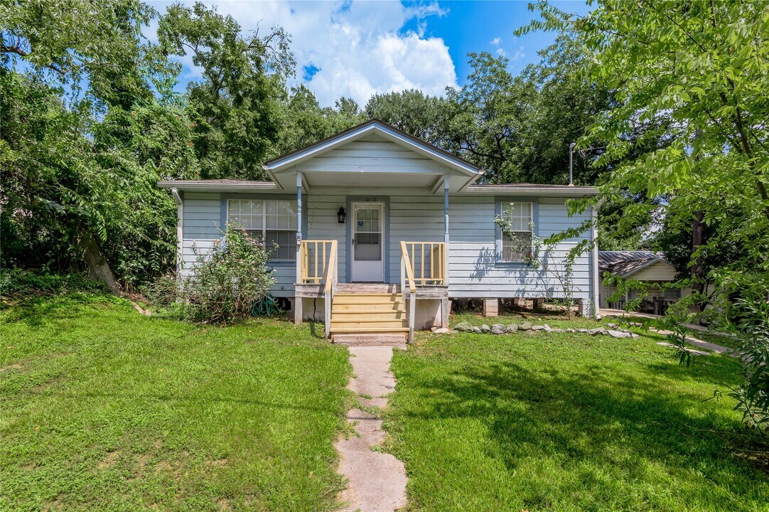 1015 Avenue J in Huntsville, TX - Building Photo