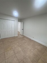 221 NE 40th St in Oakland Park, FL - Foto de edificio - Building Photo