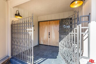 835 Camino Santos Reyes in Thousand Oaks, CA - Building Photo - Building Photo