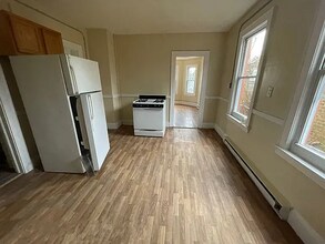 54 Crown St, Unit 1 in Waterbury, CT - Foto de edificio - Building Photo