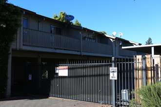 Woodside Garden Apartments in Santa Rosa, CA - Building Photo - Building Photo