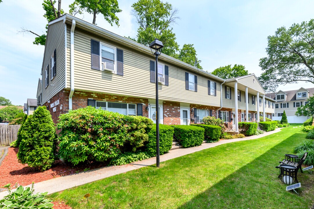 63 Maple Tree Ave in Stamford, CT - Building Photo