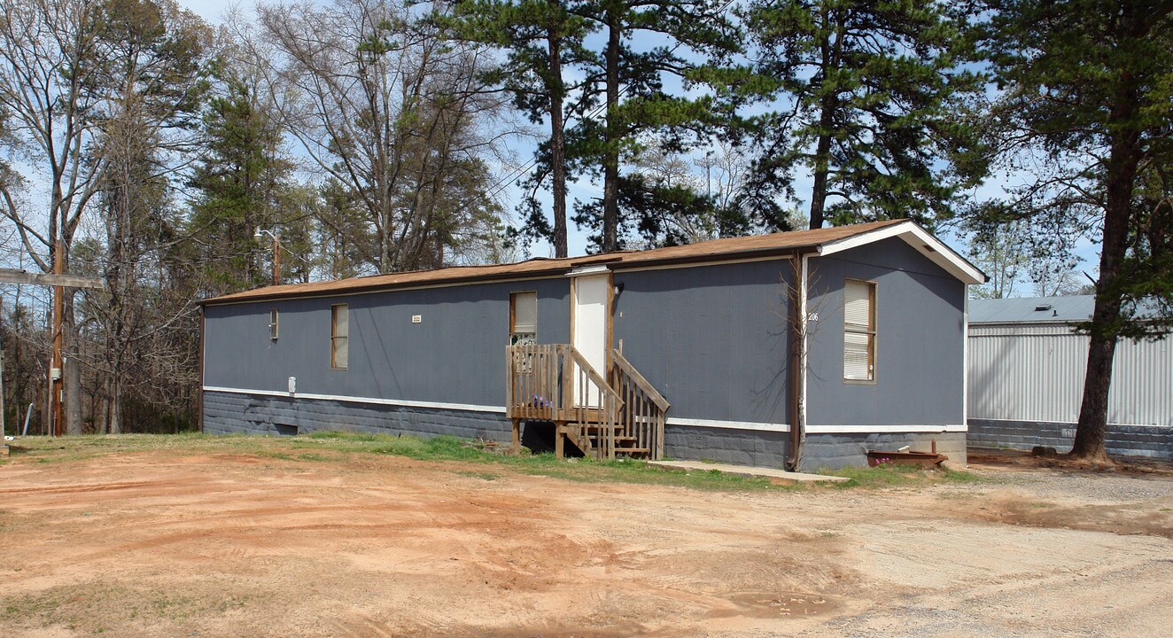 100 Polynesian Dr in Easley, SC - Foto de edificio