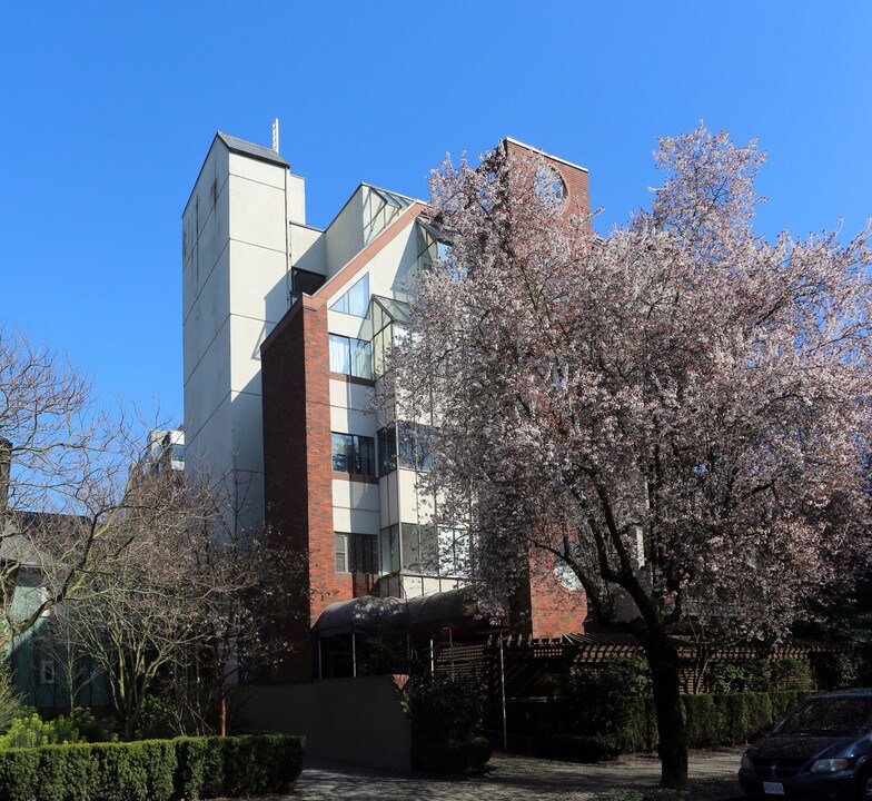 Edgemont Place in Vancouver, BC - Building Photo