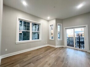 115 Thurston St, Unit E in Somerville, MA - Foto de edificio - Building Photo