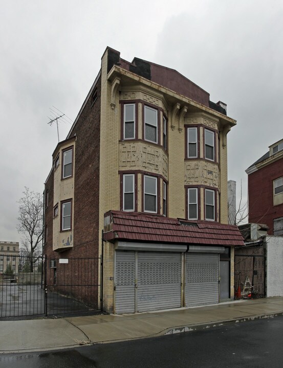 4 Winans St in East Orange, NJ - Building Photo