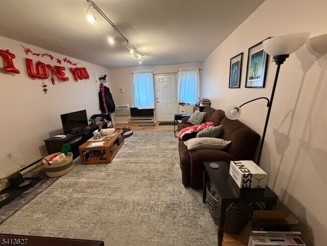 520 Turnpike C111 Tpke in Pompton Plains, NJ - Building Photo - Building Photo