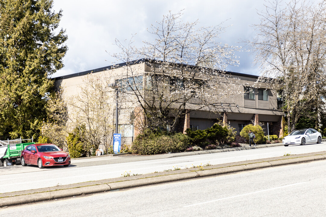 2345 Lonsdale Av in North Vancouver, BC - Building Photo