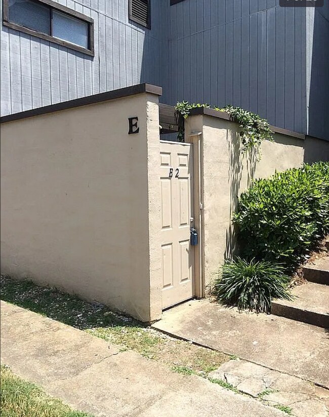 property at 3350 Altamont Rd
