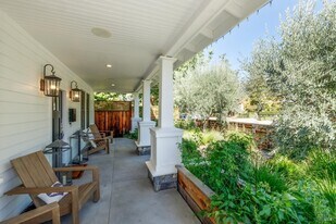 319 1st St in Healdsburg, CA - Building Photo