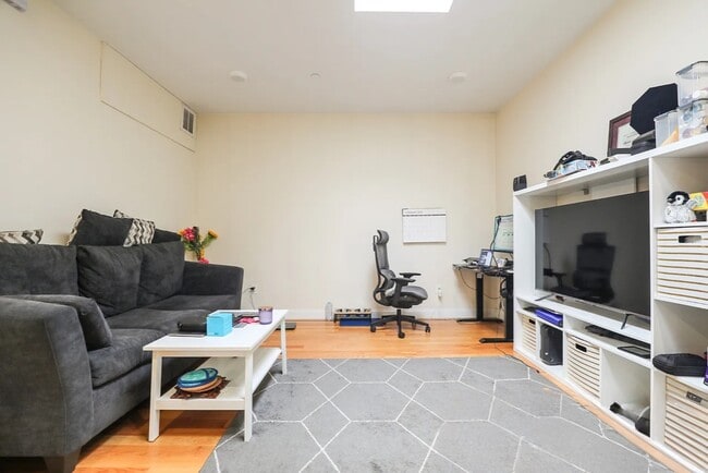 549 Washington St, Unit 6 in Boston, MA - Foto de edificio - Building Photo