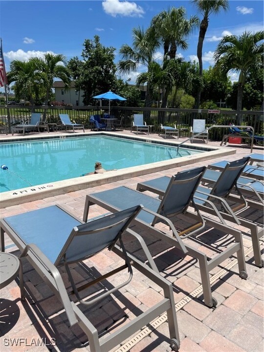 9291 Central Park Dr in Ft. Myers, FL - Building Photo