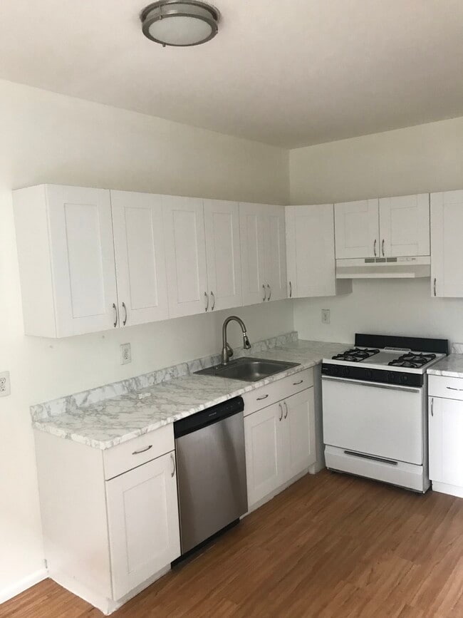 137 W 110th St, Unit 2-A in New York, NY - Building Photo - Building Photo