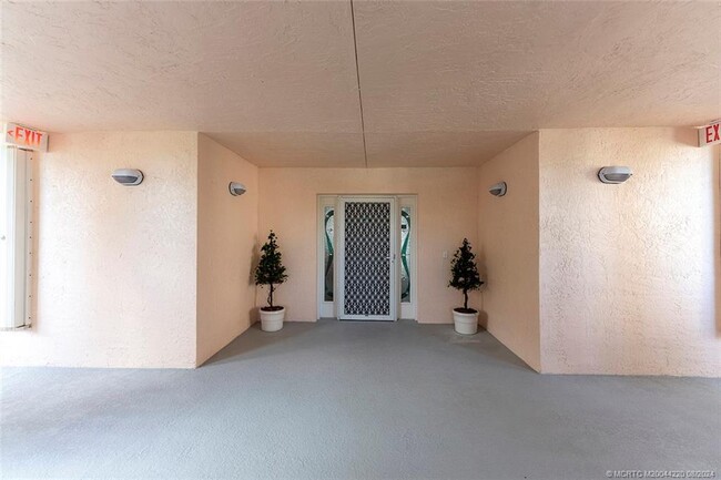 5700 NE Island Cove Way in Stuart, FL - Foto de edificio - Building Photo