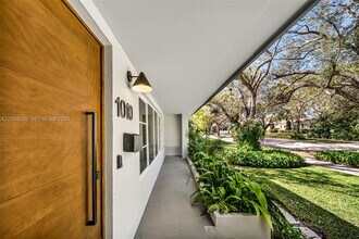 1010 Placetas Ave in Coral Gables, FL - Building Photo - Building Photo