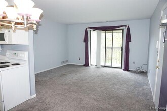 35431 Hickory Woods Dr in Clinton Township, MI - Building Photo - Building Photo