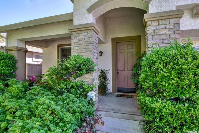 5214 Lotus Pond Way in Elk Grove, CA - Building Photo - Building Photo