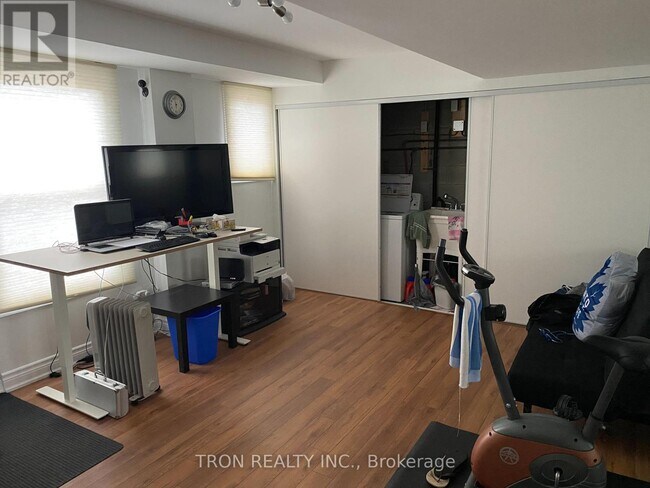33 Yellow Birchway in Toronto, ON - Building Photo - Building Photo