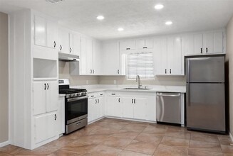2733 Stanford St in Pasadena, TX - Building Photo - Building Photo