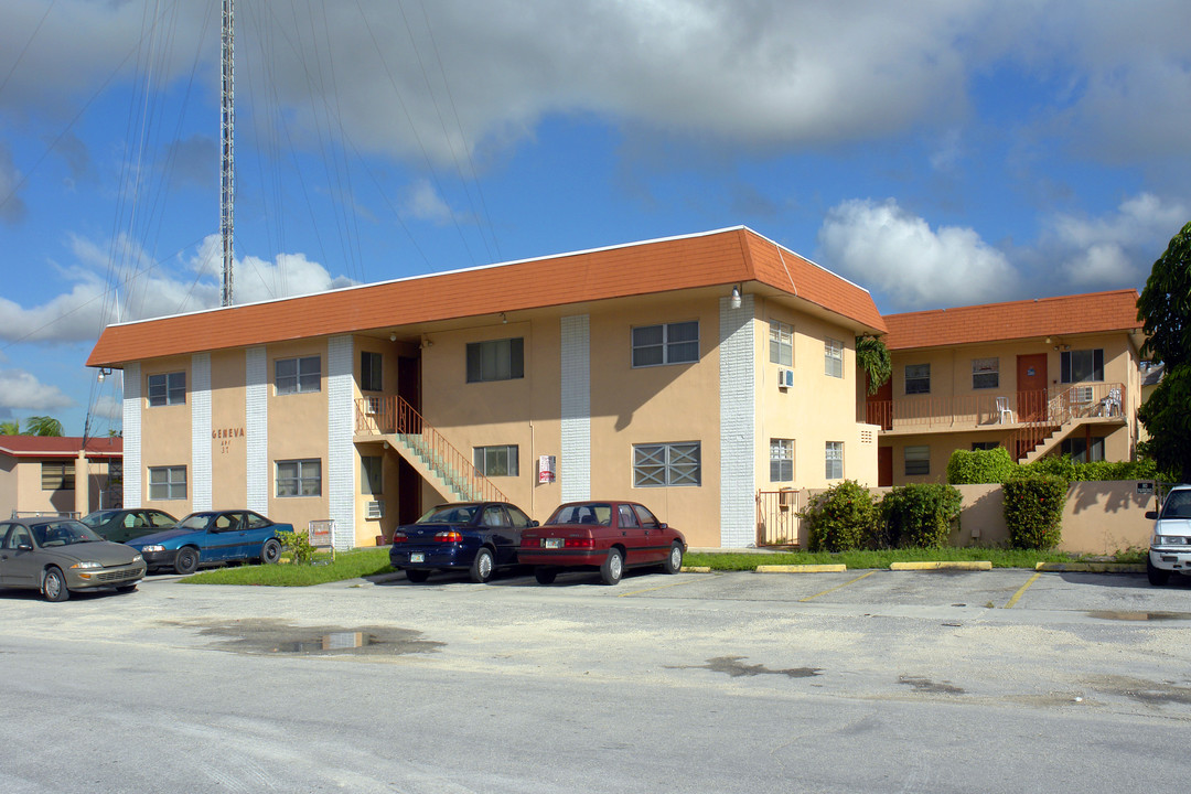 37 W 37th St in Hialeah, FL - Foto de edificio