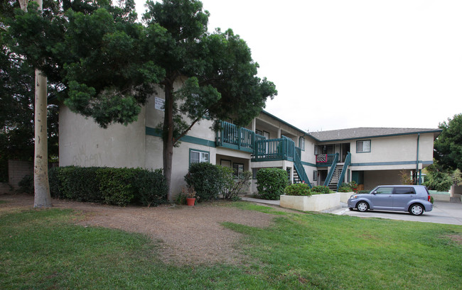 418 E 10th St in Corona, CA - Foto de edificio - Building Photo