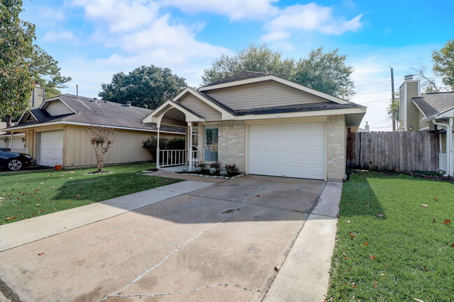 16227 Barbarossa Dr in Houston, TX - Foto de edificio - Building Photo