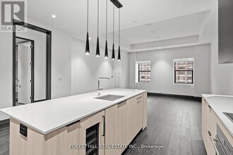 2 Avenue Rd in Toronto, ON - Building Photo - Building Photo
