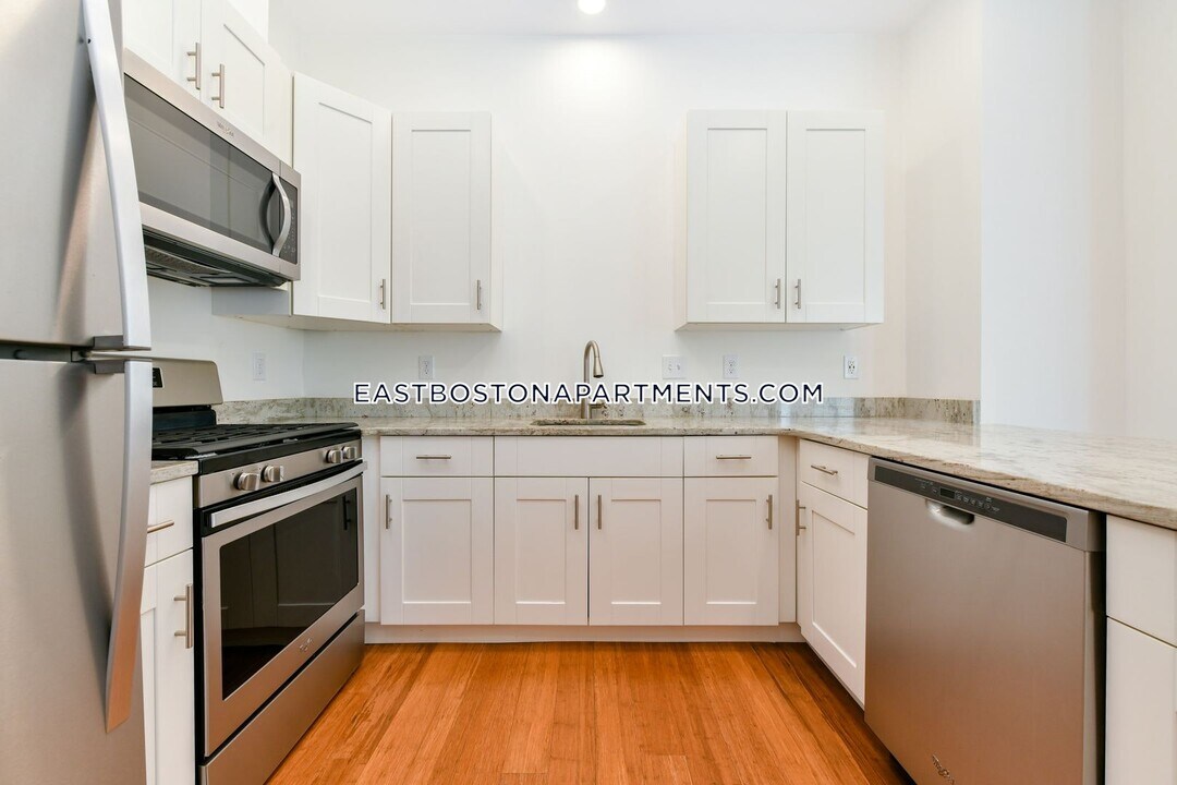 245 Sumner St in Boston, MA - Building Photo