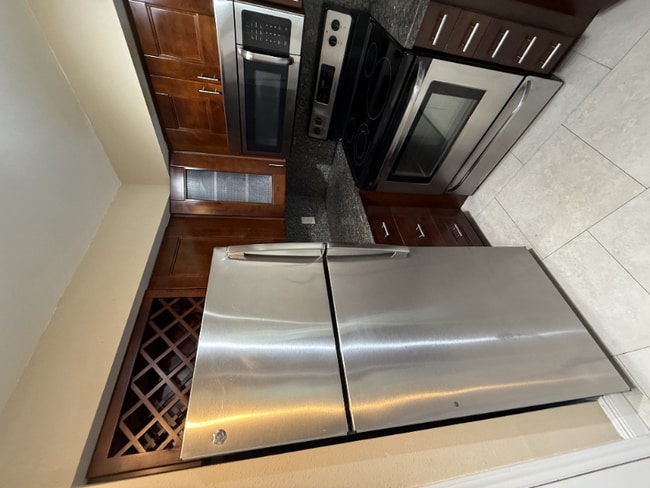 2400 NW 33rd St in Oakland Park, FL - Building Photo - Building Photo