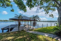 9901 Bay Dr in Gibsonton, FL - Foto de edificio - Building Photo