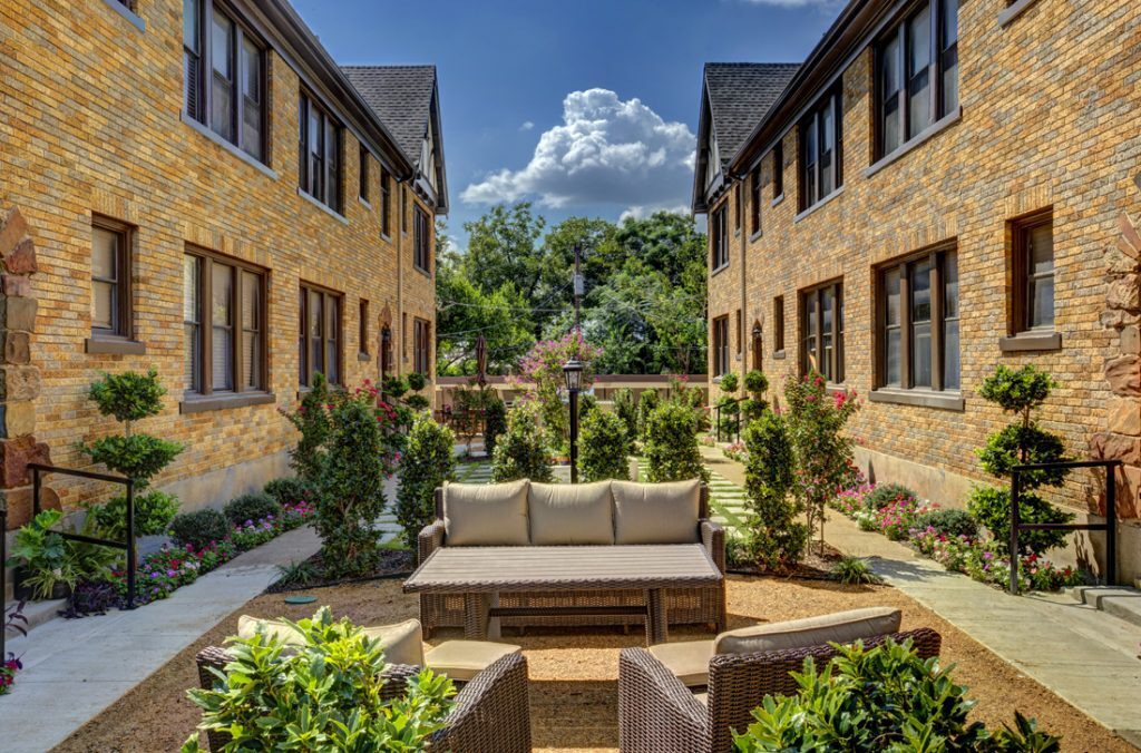 Barclay Apartments in Fort Worth, TX - Building Photo