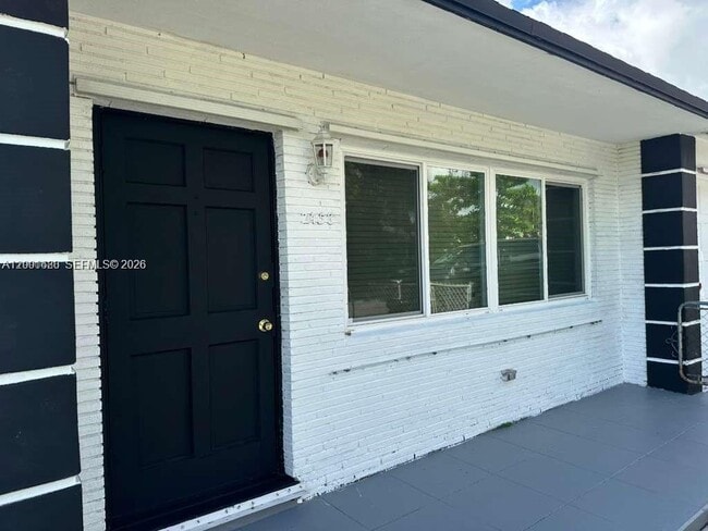 2458 Plunkett St in Hollywood, FL - Building Photo - Building Photo