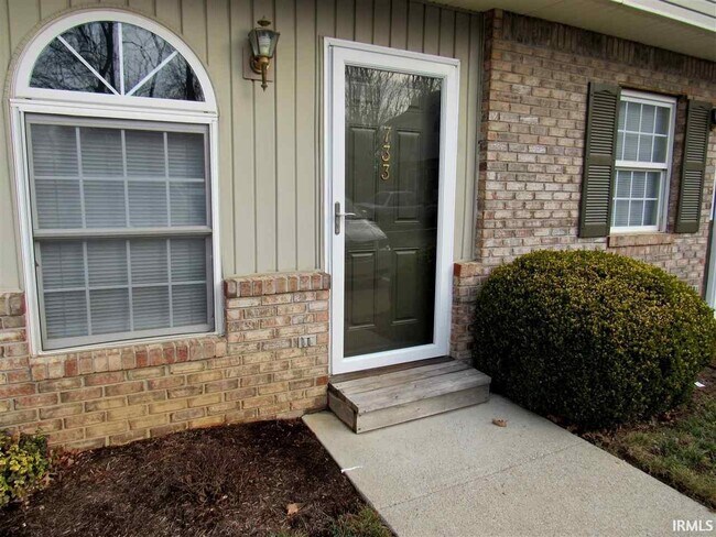 property at 733 E Sherwood Hills Dr