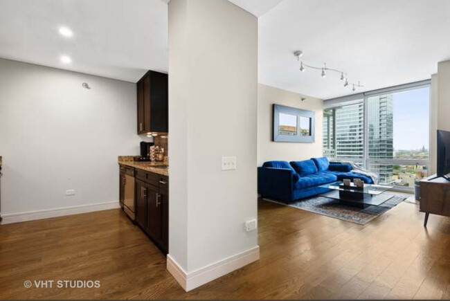 757 N Orleans St, Unit 1301 in Chicago, IL - Building Photo - Building Photo