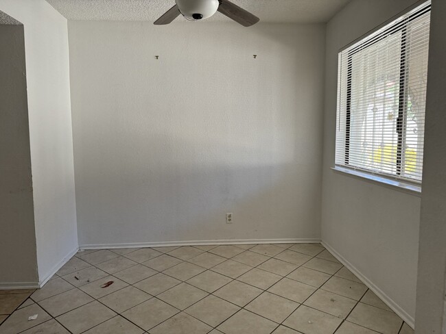 5701 Smoke Ranch Rd-Unit -B in Las Vegas, NV - Foto de edificio - Building Photo