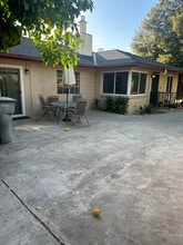 646 W Peralta Way in Fresno, CA - Foto de edificio - Building Photo