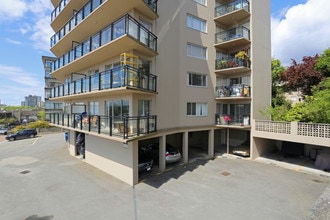 The Iona in West Vancouver, BC - Building Photo - Building Photo