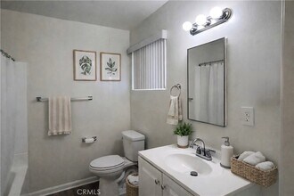 12437 Harris Ave, Unit 11 in Lynwood, CA - Building Photo - Building Photo