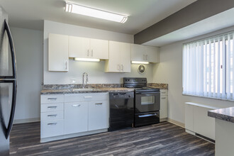 Shoreham Apartments in Lakewood, OH - Building Photo - Interior Photo