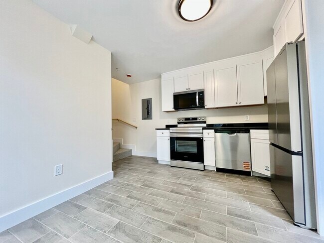 13 Dalby St in Newton, MA - Building Photo - Building Photo