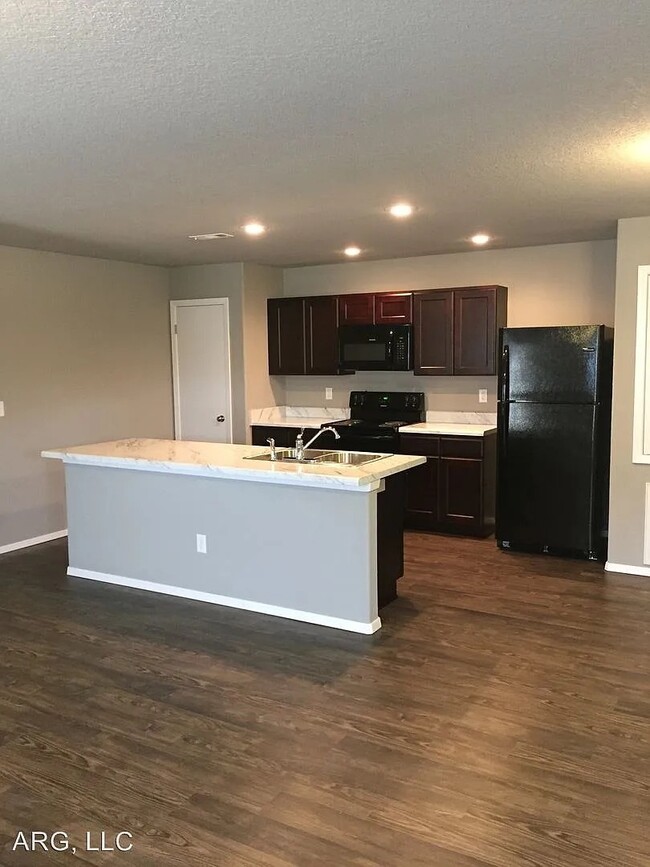 231 N Broadway Dr in Farmington, AR - Foto de edificio - Building Photo