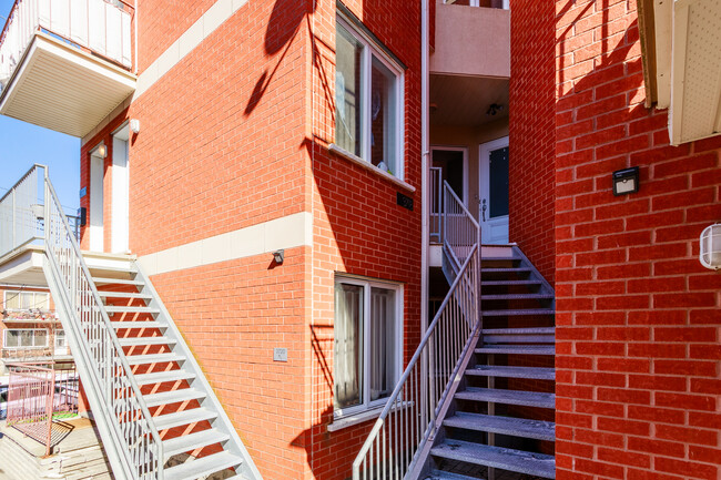 3738 Édouard-Montpetit Boul in Montréal, QC - Building Photo - Building Photo