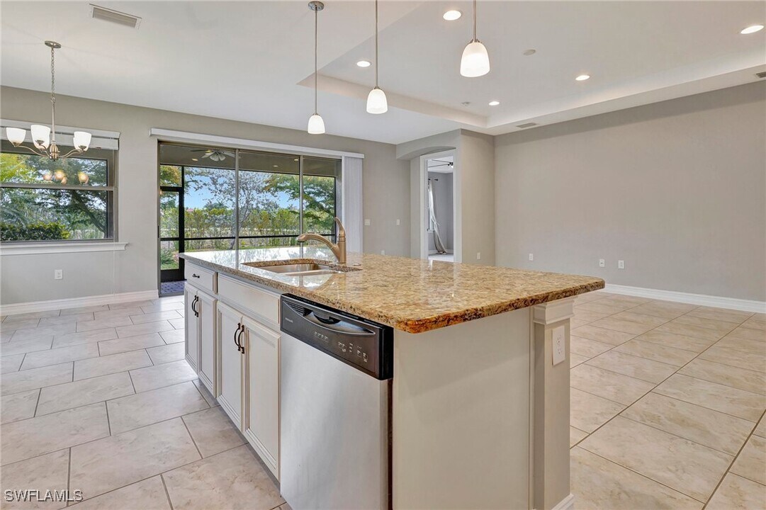 16321 Aberdeen Wy in Naples, FL - Building Photo