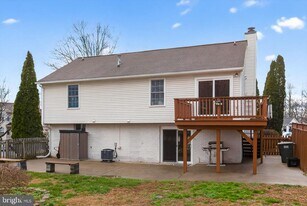 5828 Ruxton Dr in Woodbridge, VA - Building Photo