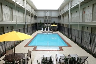 Patio Villa in Metairie, LA - Foto de edificio - Building Photo