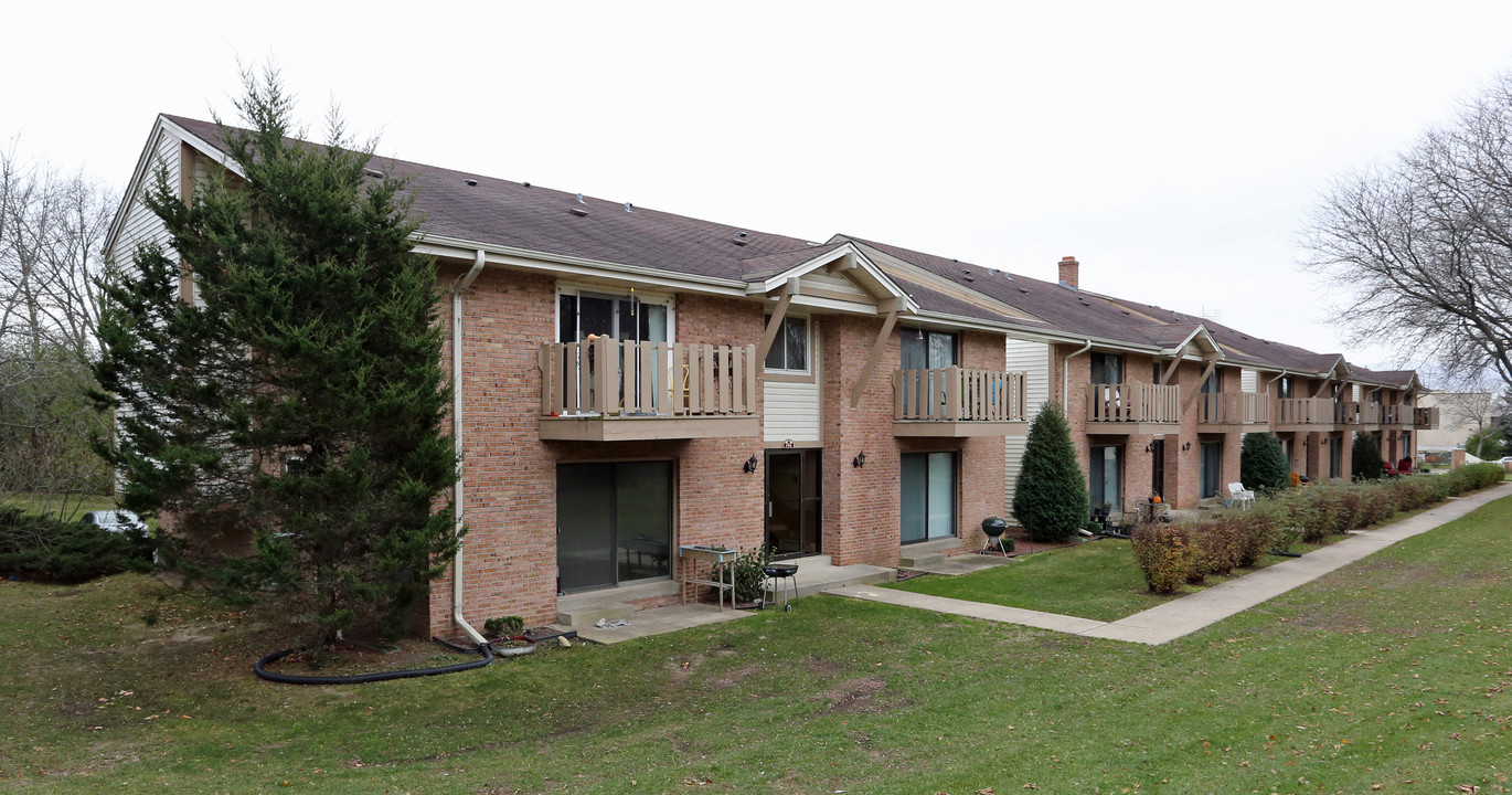 Woodmere Townhomes in Cedarburg, WI - Building Photo