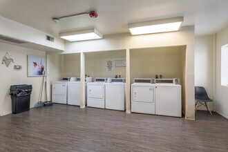 730 Pine Ave. in Long Beach, CA - Foto de edificio - Interior Photo